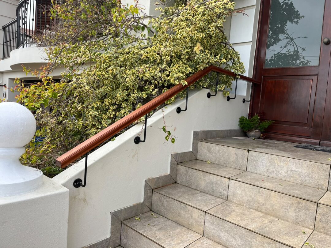 Wooden Handrail with Steel Brackets – Table View